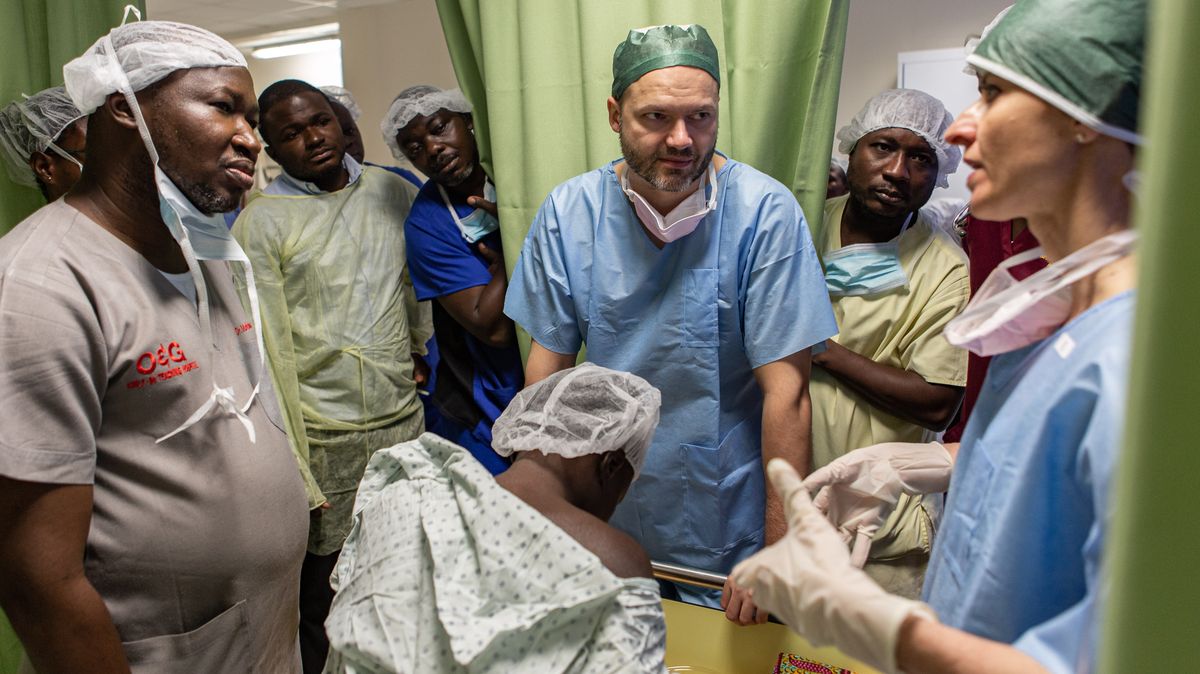 Snímky z africké mise: Tak čeští lékaři zachraňovali ženy v Ghaně